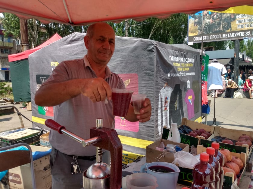 Sprzedawca świeżego soku z granatów z Azerbejdżanu