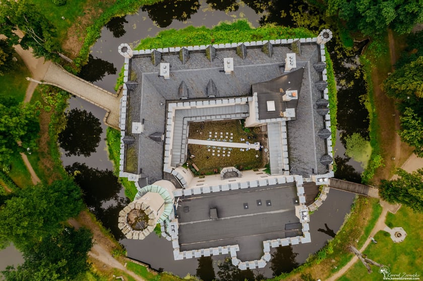 Zamek Karpniki
Malowniczo położony zamek, w bliskim sąsiedztwie G&oacute;r Sokolich i Karkonoszy, niedaleko Jeleniej G&oacute;ry jest doskonałym miejscem na ceremonię zaślubin i przyjęcie weselne.
&ndash; Wesele to szczeg&oacute;lna uroczystość, kt&oacute;ra pozostaje w pamięci na długi czas.&nbsp;Zamek Karpniki to urokliwe miejsce, gdzie pełna splendoru przeszłość, eleganckie wnętrza, wykwintna kuchnia i profesjonalna obsługa splatają się w całość zapewniając pełną satysfakcję z przebiegu uroczystości &ndash; czytamy na stronie zamku.
Zamek dysponuje 20 pokojami dla łącznej liczby 44 gości.

Adres: Łąkowa 1, Karpniki

Szczeg&oacute;ły dotyczące oferty można przeczytać na stronie Zamku Karpniki.