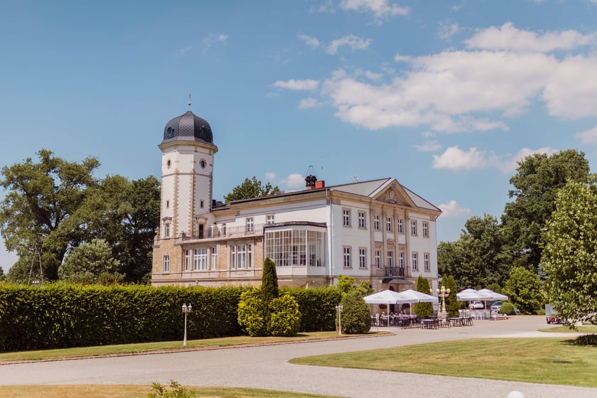 Pałac Brun&oacute;w
Pałac Brun&oacute;w otoczony jest piękną zielenią, parkiem i ogrodem.&nbsp;Państwo Młodzi mogą zorganizować sw&oacute;j ślub w dowolnym miejscu na terenie obiektu, wszędzie będzie pięknie i klimatycznie.
&ndash; Pałac ma charakter reprezentacyjny, nawiązujący do rezydencji południowej Francji. To r&oacute;wnież wspaniałe miejsce na organizację przyjęcia weselnego. Jeśli zachwyciły Państwa ostatnie trendy panujące w stylistyce wesel &ndash; czyli&nbsp;styl boho, industrialny, rustykalny,&nbsp;zapraszamy do organizacji wesela w naszym obiekcie, gdzie wszystkie nowe trendy odnajdują się doskonale! &ndash; czytamy na stronie pałacu.
Do wyboru są dwie sale: Sala Balowa w powozowni &ndash; 250 miejsc przy stołach okrągłych lub 400 miejsc przy stołach prostokątnych oraz&nbsp;Sala Kryształowa w pałacu &ndash; 90 miejsc przy stołach prostokątnych lub&nbsp;60 miejsc przy stołach okrągłych.

Adres:&nbsp;Brun&oacute;w 27,&nbsp;Lw&oacute;wek Śląski

Szczeg&oacute;ły dotyczące ofety można przeczytać na stronie Pałacu Brun&oacute;w.
&nbsp;