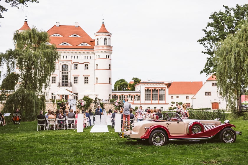 Pałac Wojan&oacute;w
Pałac Wojan&oacute;w położony jest na 16 hektarach teren&oacute;w zielonych. Uroczystość ślubna zorganizowana w najbardziej romantycznej rezydencji Doliny Pałac&oacute;w i Ogrod&oacute;w z pewnością na długo pozostanie niezapomnianym wrażeniem dla Pary Młodej i zaproszonych gości.
&ndash; Pałac Wojan&oacute;w to idealne miejsce, aby obchodzić tak wyjątkowe święto, jakim jest ślub i wesele, by cieszyć się tymi chwilami z rodziną i przyjaci&oacute;łmi. Historyczny charakter obiektu stwarza romantyczną i tajemniczą atmosferę, kt&oacute;ra na długo zostanie w pamięci &ndash; czytamy na stronie pałacu.
Do wyboru są dwie sale &ndash;&nbsp;Sala Wojanowska dla wesel do 80 gości oraz Sala Kasztanowa wraz z oranżerią (przeszklona sala pełniąca funkcję parkietu tanecznego) i ogrodem francuskim&nbsp;dla wesel od 70 do 180 gości.

Adres:&nbsp;Wojan&oacute;w 8, Wojan&oacute;w

Szczeg&oacute;ły dotyczące oferty można przeczytać na stronie Pałacu Wojan&oacute;w.
