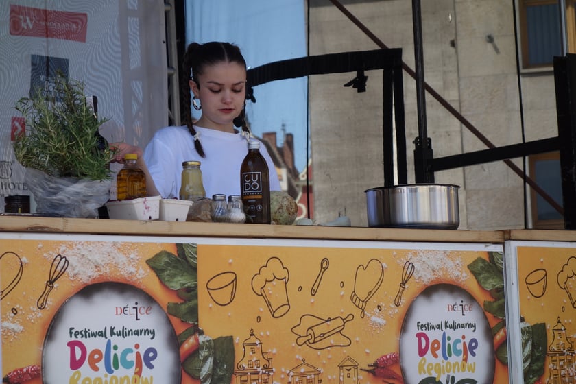 Julka Cymbaluk, triumfatorka Masterchef Junior z 2017 roku gotuje na scenie