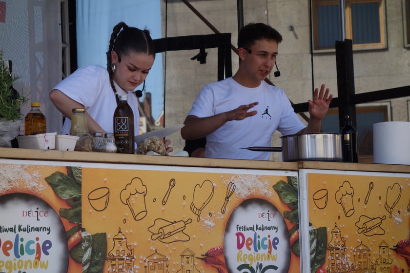 Julka Cymbaluk, triumfatorka Masterchef Junior z 2017 roku i Kuba Tomaszczyk, zwycięzca aktualnej edycji MasterChefa gotują na scenie
