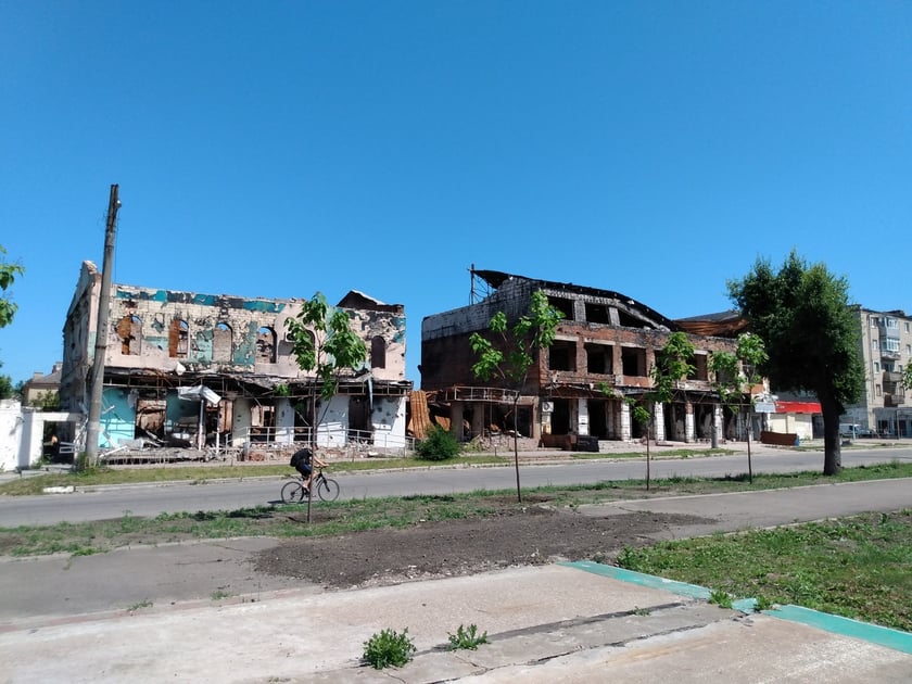 Zniszczone ulice w Iziumie