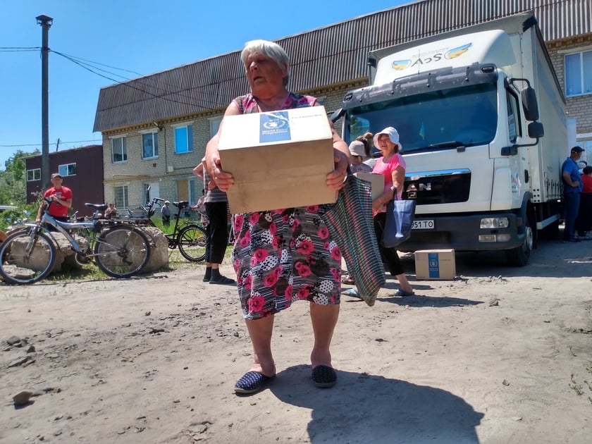 Ludzie, kt&oacute;rzy otrzymali paczki żywnościowe w Iziumie