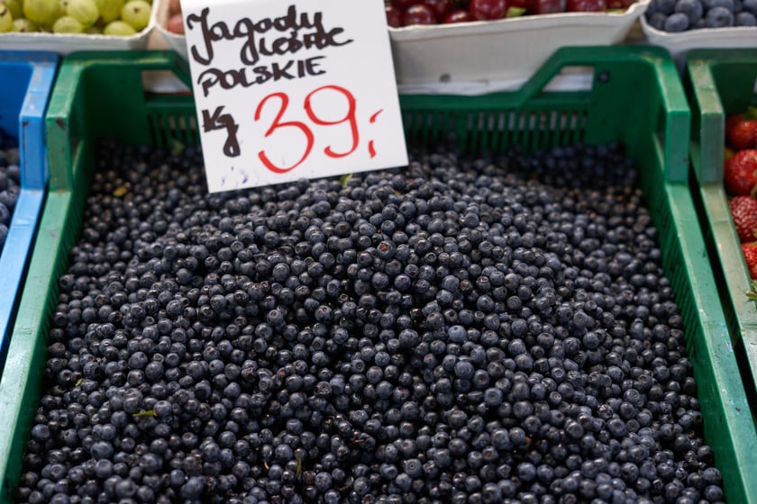 Ceny warzyw i owoców w Hali Targowej i w warzywniakach w centrum Wrocławia