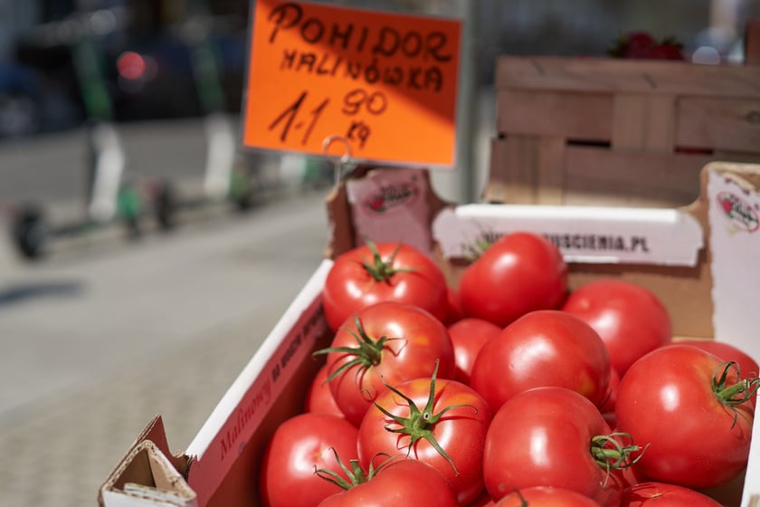 Ceny warzyw i owoców w Hali Targowej i w warzywniakach w centrum Wrocławia
