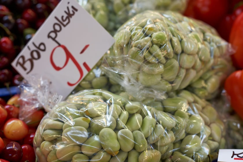 Ceny warzyw i owoców w Hali Targowej i w warzywniakach w centrum Wrocławia