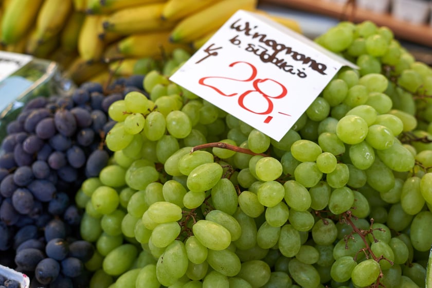 Ceny warzyw i owoców w Hali Targowej i w warzywniakach w centrum Wrocławia