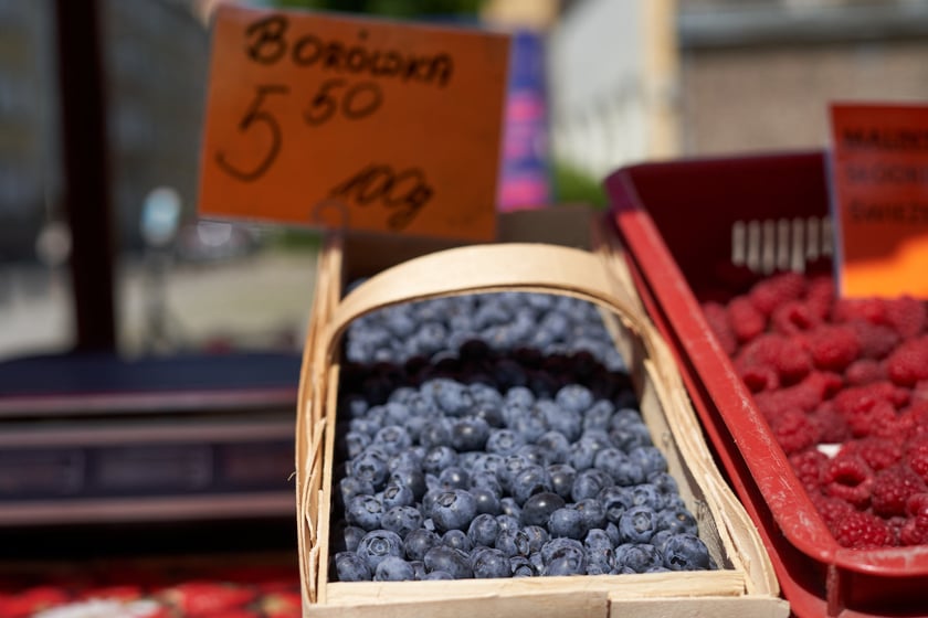 Ceny warzyw i owoców w Hali Targowej i w warzywniakach w centrum Wrocławia