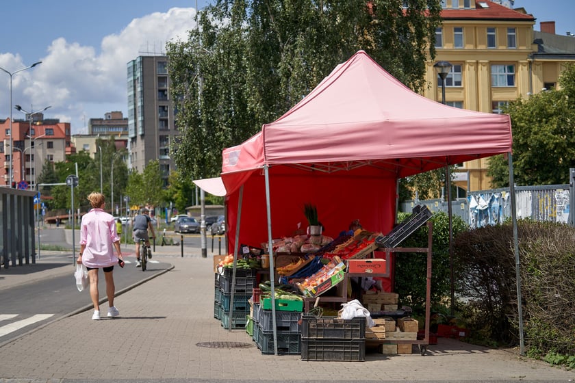 Ceny warzyw i owoców w Hali Targowej i w warzywniakach w centrum Wrocławia