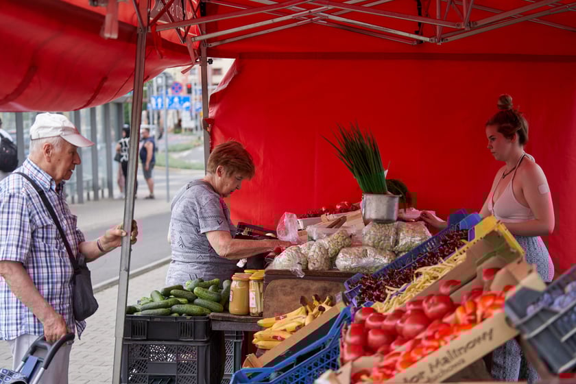 Ceny warzyw i owoców w Hali Targowej i w warzywniakach w centrum Wrocławia