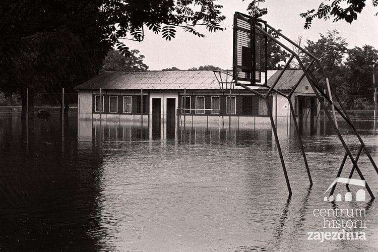 Wielka pow&oacute;dź we Wrocławiu. Podtopiona sala gimnastyczna Ośrodka Rekreacji Sołtysowice &ndash; Stadion Sportowy &bdquo;Sołtysowice&rdquo;.