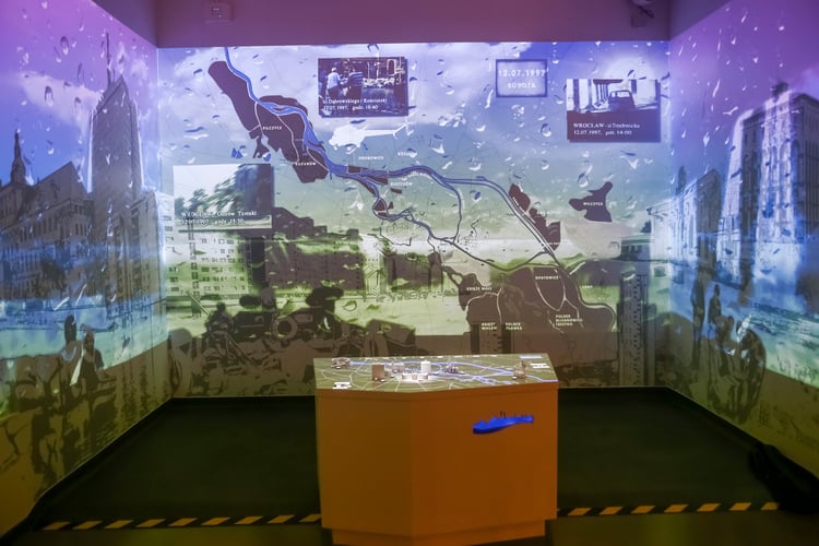 Sekcja multimedialna o powodzi w 1997 roku na wystawie gł&oacute;wnej &bdquo;Wrocław 1945&ndash;2016&rdquo; w Centrum Historii Zajezdnia.