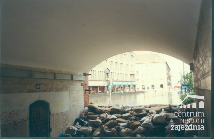 Wielka pow&oacute;dź we Wrocławiu. Na zdjęciu ulica Świdnicka widziana z pod wiaduktu w nasypie kolejowym. Na drugi dzień po wielkiej fali.&nbsp;