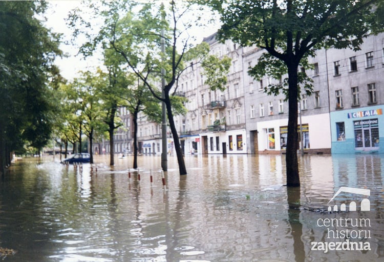 Wielka pow&oacute;dź we Wrocławiu. Widok na zalaną ul. Trzebnicką.&nbsp;