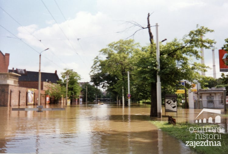 Wielka pow&oacute;dź we Wrocławiu. Widok na zalaną ul. W. Reymonta.&nbsp;