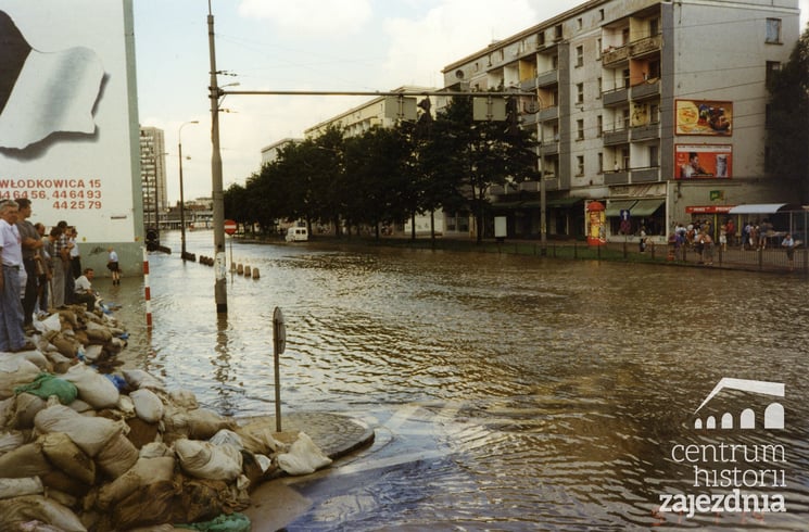Wielka pow&oacute;dź we Wrocławiu. Widok na zalane skrzyżowanie ul. Zielińskiego i ul. J. Piłsudskiego.&nbsp;