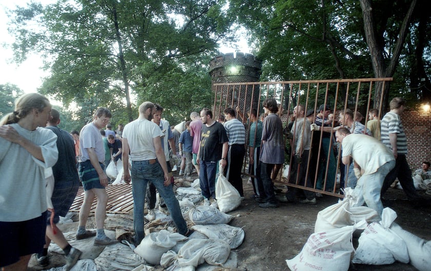 Obrona wrocławskiego zoo podczas powodzi tysiąclecia