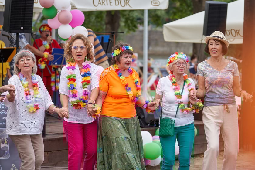 Hawajska potańcówka seniorów w Porcie Węglowym