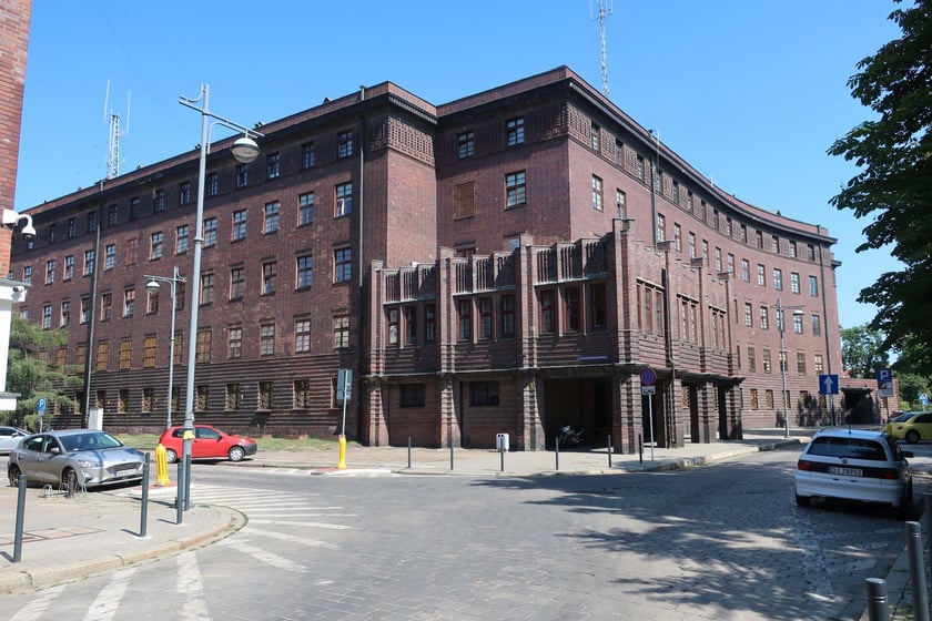 Budynek Komendy Wojew&oacute;dzkiej Policji przy Podwalu. Monumentalny gmach przyciąga uwagę swoją skalą&nbsp;i surowym stylem