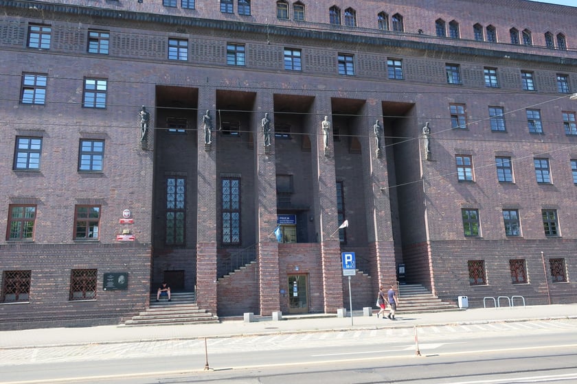 Budynek Komendy Wojew&oacute;dzkiej Policji przy Podwalu posiada kilka wejść. Najbardziej momentalny jest&nbsp;portyk od strony fosy. Jego dekorację stanowią monumentalne rzeźby autorstwa Felixa Kupscha. To&nbsp;wizerunki rzymskich wojownik&oacute;w.