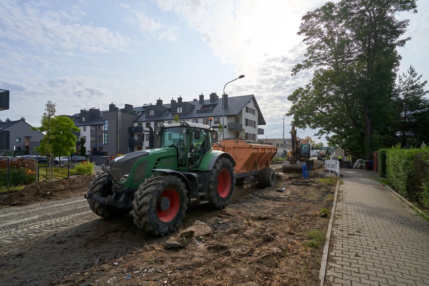 Nowa droga (Lutosławskiego) i przebudowywana Asfaltowa