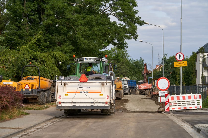 Nowa droga (Lutosławskiego) i przebudowywana Asfaltowa