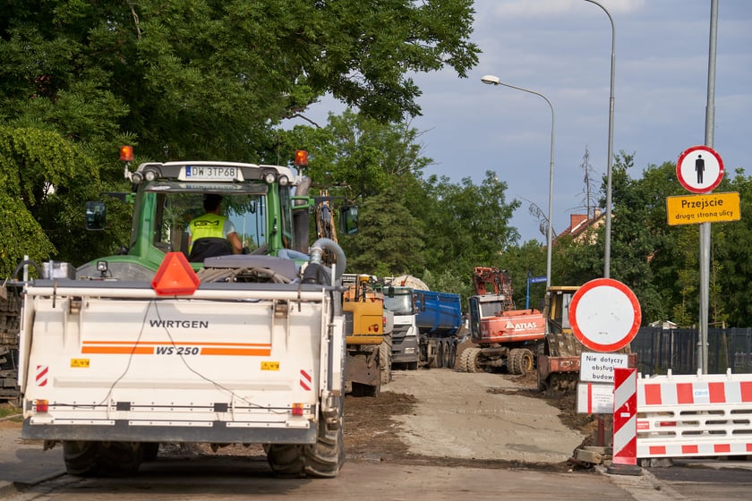 Nowa droga (Lutosławskiego) i przebudowywana Asfaltowa