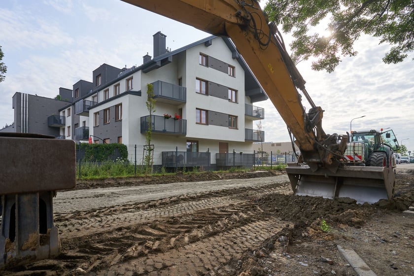 Nowa droga (Lutosławskiego) i przebudowywana Asfaltowa