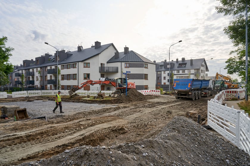 Nowa droga (Lutosławskiego) i przebudowywana Asfaltowa