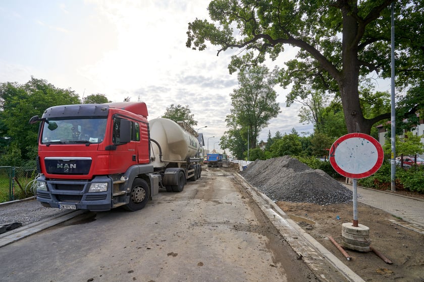 Nowa droga (Lutosławskiego) i przebudowywana Asfaltowa