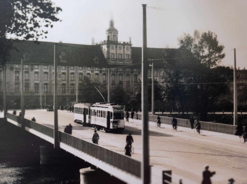zabytkowy tramwaj koło gmachu Uniwerytetu Wrocławskiego, zdjęcie archiwalne pochodzące z książki "Tramwajem przez Wrocław"