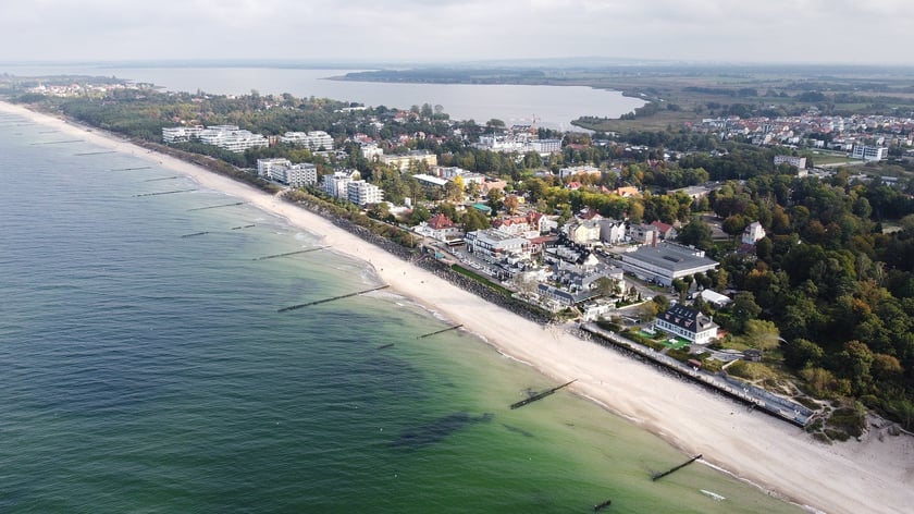 Miasto położone i nad morzem (Bałtyckim), i nad jeziorem (Jamno). Uważane za nadmorską stolicę kiczu polskiego, obrosło w legendy i stereotypy. Tym niemniej jest atrakcyjne dla tłum&oacute;w Polak&oacute;w. Wielu choć raz chce spędzić tam przynajmniej kilka wakacyjnych dni. Czy warto?
Można się przekonać. Autokary przewoźnika Flixbus jeżdżą tam bezpośrednio z Wrocławia &ndash; w około 7,5 godziny. Bilet kosztuje 110 złotych.
