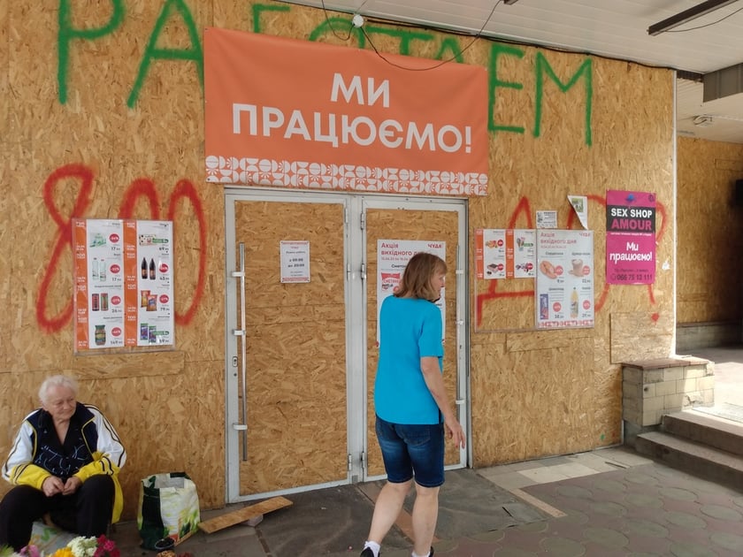 Kramatorsk. Zabite dyktą wejście do supermarketu. W środku ogromny wyb&oacute;r towar&oacute;w