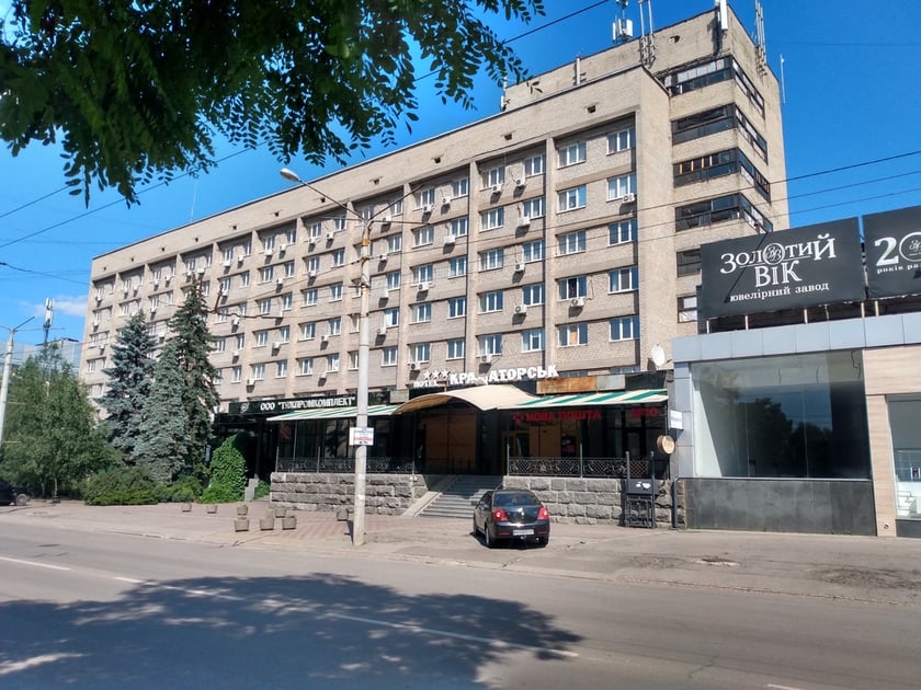 Kramatorsk. Zamknięty hotel w centrum. Kilka dni po zrobieniu tego zdjęcia rosyjska rakieta trafiła w pizzerię obok hotelu. Zginęło 10 os&oacute;b