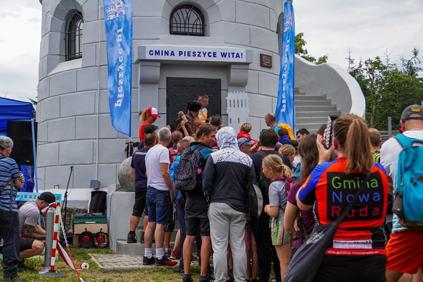 Uroczystość z okazji otwarcia wieży widokowej na Wielkiej Sowie po remoncie