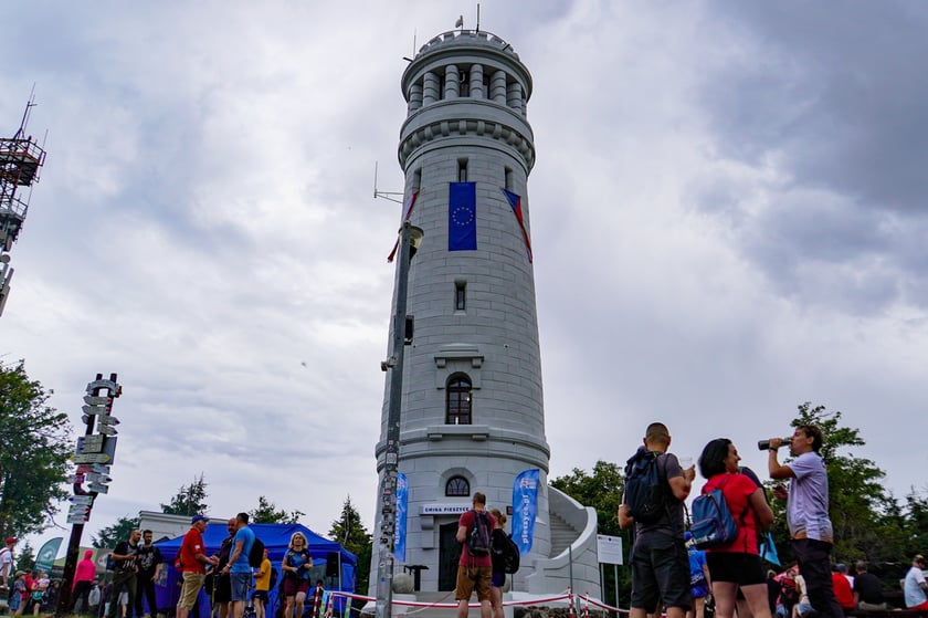Uroczystość z okazji otwarcia wieży widokowej na Wielkiej Sowie po remoncie
