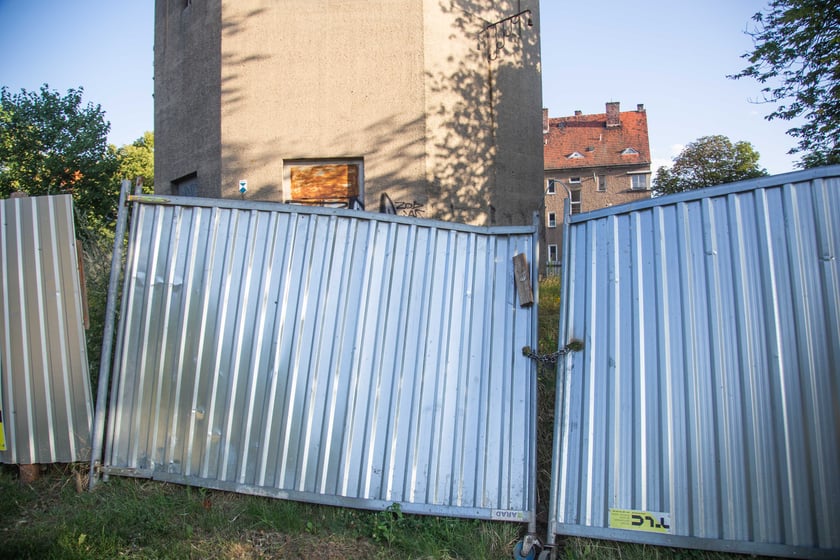 Wieża ciśnień z ulicy Berenta na osiedlu Karłowice została ponownie wystawiona na sprzedaż