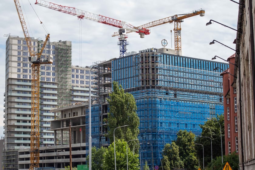 Trwająca budowa biurowców i budynków mieszkalnych w kompleksie Quorum