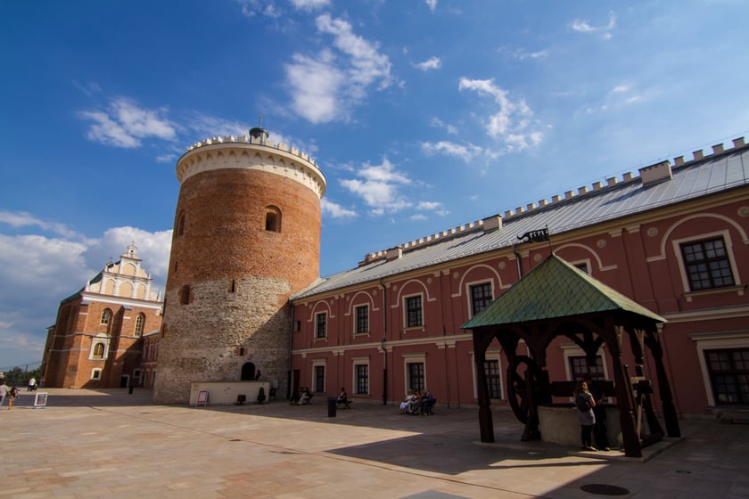 Lublin: Zamek
Zamek Lubelski gościł niegdyś kr&oacute;lewską elitę z dynastii Jagiellon&oacute;w, a teraz są tu bogate zbiory historyczne, archeologiczne, etnograficzne, a także dzieła Wyspiańskiego, Boznańskiej oraz wielkoformatową &bdquo;Unię Lubelską&rdquo; pędzla Matejki. Są także prace kr&oacute;lowej art d&eacute;co &ndash; Tamary Łempickiej. Z 20-metrowej wieży zwanej donżonem można podziwiać panoramę miasta. Jest tu także Kaplica Tr&oacute;jcy Świętej ze wspaniałymi freskami na ścianach i sklepieniach, wśr&oacute;d kt&oacute;rych można znaleźć jedyną na świecie podobiznę Władysława Jagiełły wykonaną za jego życia. Szczeg&oacute;ły na stronie Muzeum Narodowego w Lublinie.