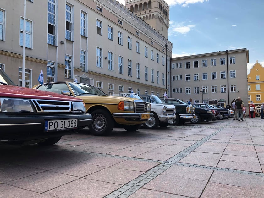 Uczestnicy Rajdu dla Zuchwałych i ich samochody