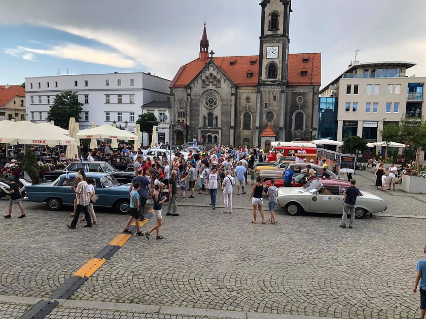 Uczestnicy Rajdu dla Zuchwałych i ich samochody