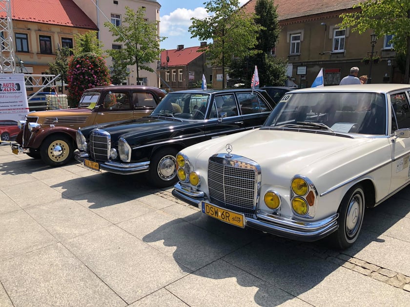 Uczestnicy Rajdu dla Zuchwałych i ich samochody