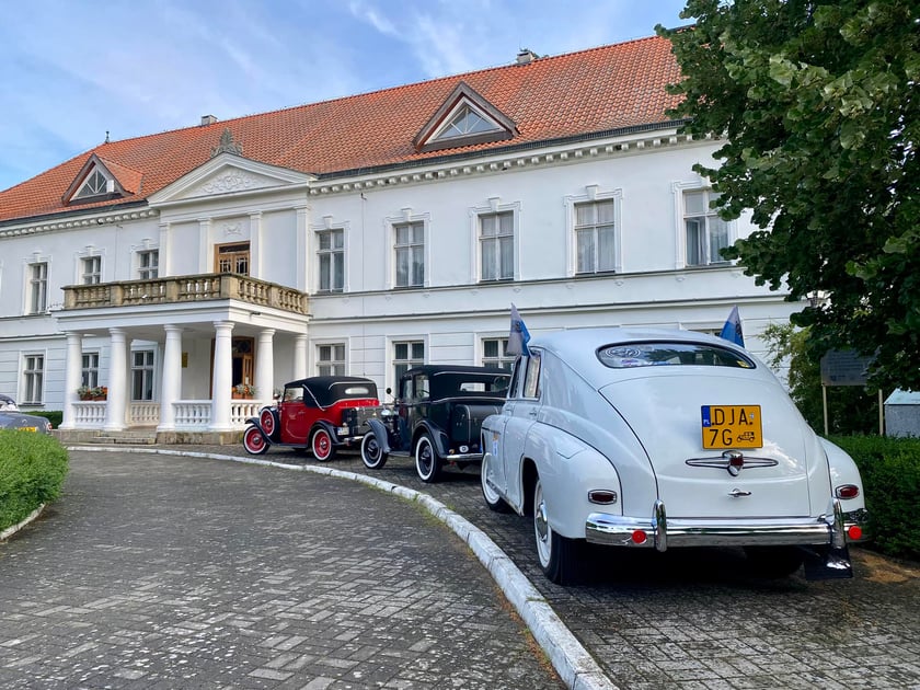 Uczestnicy Rajdu dla Zuchwałych i ich samochody