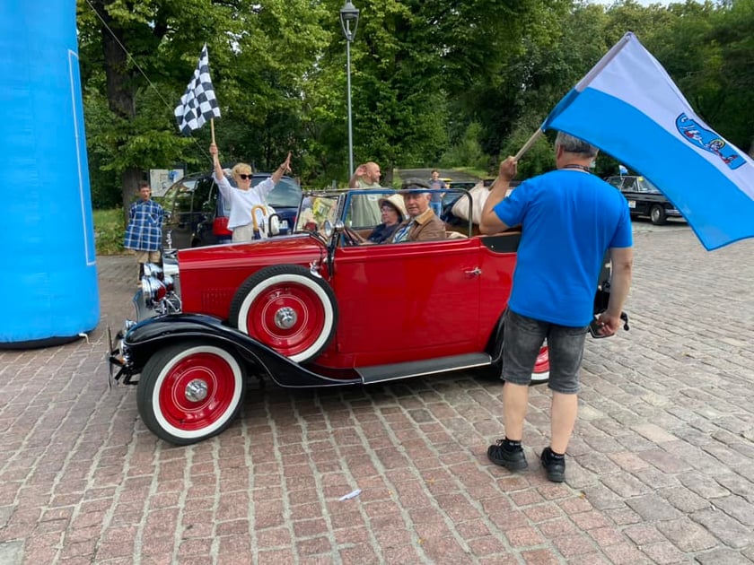 Uczestnicy Rajdu dla Zuchwałych i ich samochody