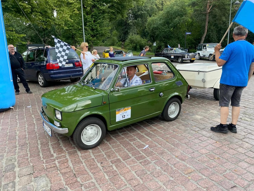 Uczestnicy Rajdu dla Zuchwałych i ich samochody