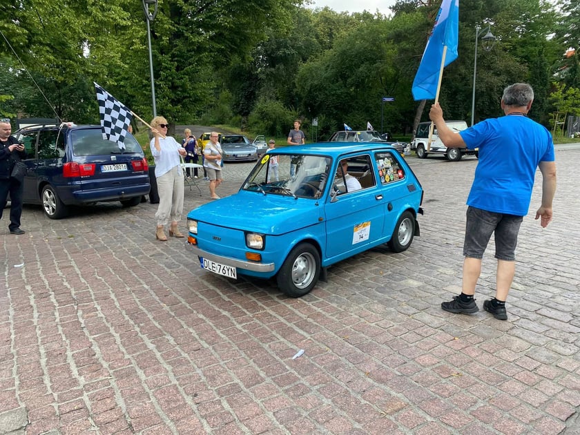 Uczestnicy Rajdu dla Zuchwałych i ich samochody