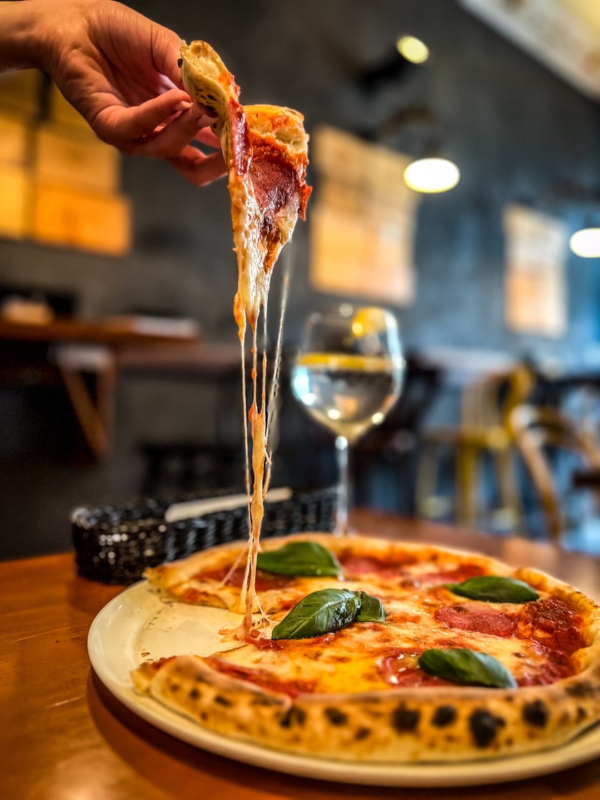 Federacja Wina
Prawdziwe włoskie smaki czekają na Was r&oacute;wnież w Federacji Wina, niedaleko wrocławskiego Rynku. Ta kameralna restauracja jest idealnym miejscem na romantyczną randkę we dwoje. Dopełnieniem dania są wina z p&oacute;łnocy Włoch, kt&oacute;re sprowadza właściciel restauracji &ndash; Federico.
W menu znajdziemy m.in. krem z pomidor&oacute;w, spaghetti bolognese, tagiatelle z łososiem i oczywiście pizzę neapolitańską, kt&oacute;ra zachwyca smakiem. Nie brakuje też włoskich deser&oacute;w &ndash; tiramisu i panna cotty.