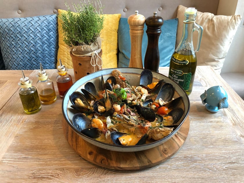 Pumo di Puglia
Restauracja Pumo di Puglia narodziła się z pomysłu przybliżenia Wrocławowi zakątka Apulii, gdzie oryginalna i smaczna kuchnia spotyka się z ceramicznym wyposażeniem dawnych folwark&oacute;w. W tym wnętrzu poczujecie prawdziwy klimat tego włoskiego regionu. Jeśli jesteście miłośnikami owoc&oacute;w morza, koniecznie odwiedźcie to miejsce.
&ndash; Nasza restauracja to miejsce spotkań i uśmiechu przy lampce czerwonego Primitivo. Stąd też wyb&oacute;r wyłącznie wysokiej jakości włoskich produkt&oacute;w przygotowanych przez włoskiego szefa kuchni Tommaso Procopio &ndash; m&oacute;wią restauratorzy.
W menu przeważają owoce morza, m.in. zupa śr&oacute;dziemnomorska czy risotto z krewetkami i małżami.