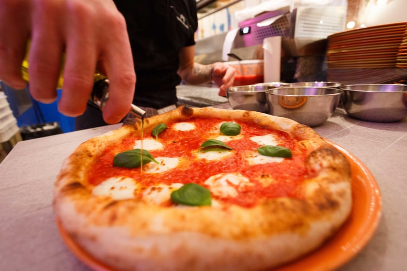 Mollinari&nbsp;&ndash; Pizza Pasta Spritz
Do grudnia 2023 roku Mollinari było lodziarnią. Obecnie pod nową nazwą Mollinari &ndash; Pizza Pasta Spritz jest restauracją, w kt&oacute;rej zjecie pyszne makarony (wśr&oacute;d nich r&oacute;wnież lasagne!) i klasyczną, włoską pizzę.
To miejsce stworzone z myślą o spędzaniu przyjemnych chwil z bliskimi przy pysznym jedzeniu. A w takim kolorowym, oryginalnym wnętrzu można siedzieć godzinami!
&ndash; Nasza wizja to stworzyć miejsce z klimatem: dobre jedzenie w połączeniu z nowoczesnym i przytulnym wnętrzem. Chcieliśmy stworzyć wnętrze inne niż wszystkie, nie podążając za utartym schematem. Znany i ceniony włoski projektant wnętrz przeni&oacute;sł naszą wizję na papier i tak powstało Mollinari &ndash; m&oacute;wią właściele restauracji.